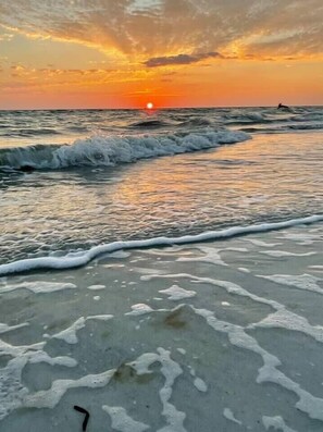 Beach nearby, sun loungers, beach towels