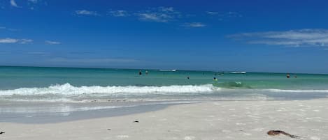 Una spiaggia nelle vicinanze, lettini da mare, teli da spiaggia