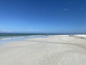 Beach nearby, sun loungers, beach towels
