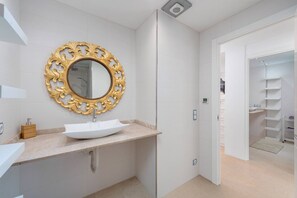Bathtub, towels