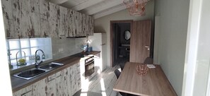 Kjøleskap, ovn, kaffetrakter/tekoker og brødrister