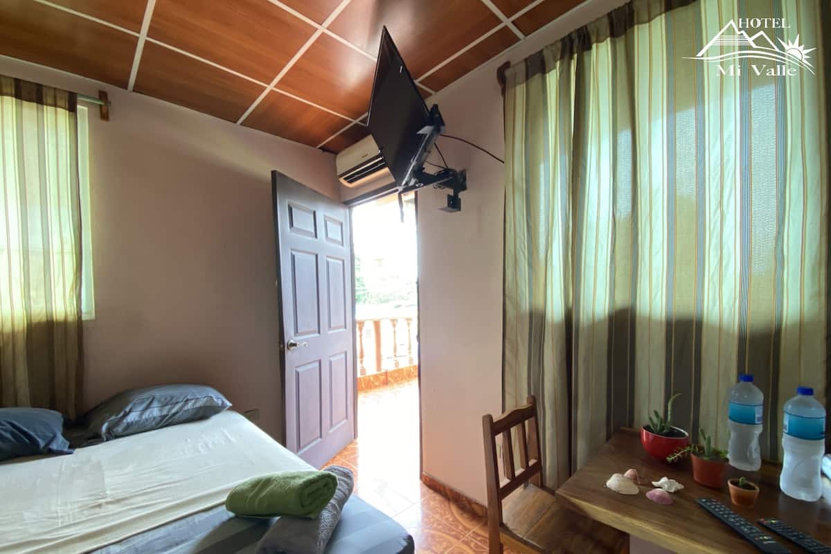 Business Room, 1 Double Bed | Individually decorated, individually furnished, iron/ironing board