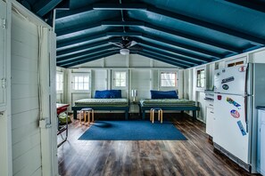 3 habitaciones, escritorio, tabla de planchar con plancha y wifi gratis