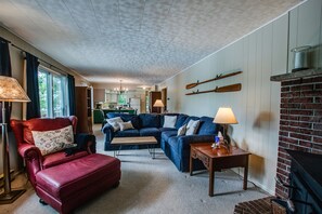 Smart TV - Bluff`s Charm: private lake home on Keuka Lake with private beach area, single story home (Penn Yan)