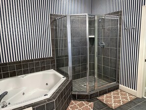 Duschwanne, Whirlpool, Handtücher, Toilettenpapier