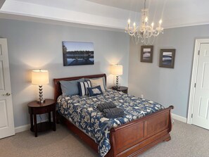 4 bedrooms, desk, travel cot, WiFi - Amazing Listing Just Off the Main Lake, No Steps to the Doc! High-Speed Internet (Macon)