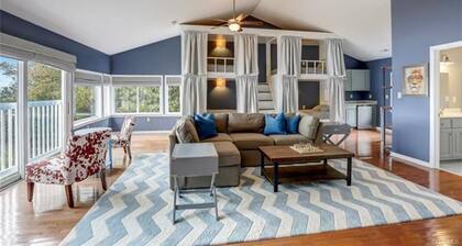 Perfect large river retreat -views, bunkroom, firepit, playset -by Williamsburg!