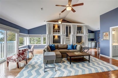 Perfect large river retreat -views, bunkroom, firepit, playset -by Williamsburg!