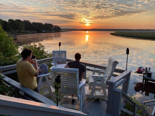 Large riverfront retreat -views, bunkroom, firepit, playset -by Williamsburg!