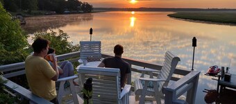 Large riverfront retreat -views, bunkroom, firepit, playset -by Williamsburg!