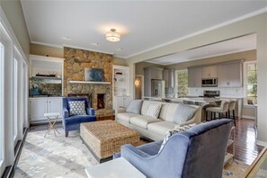 Älytelevisio, pöytätennispöytä, kirjoja, työhuone