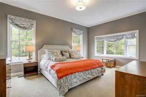 5 bedrooms, desk, iron/ironing board, travel cot