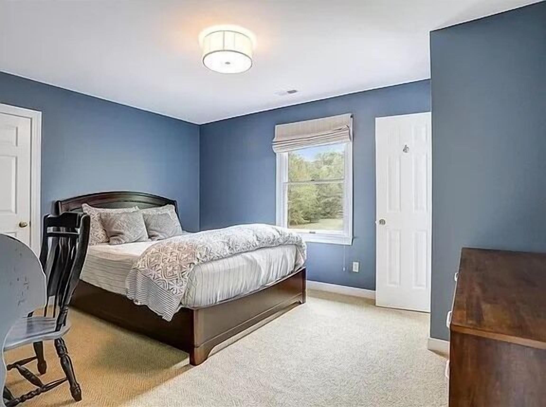 5 bedrooms, desk, iron/ironing board, travel crib