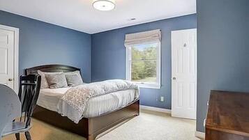 5 bedrooms, desk, iron/ironing board, travel crib