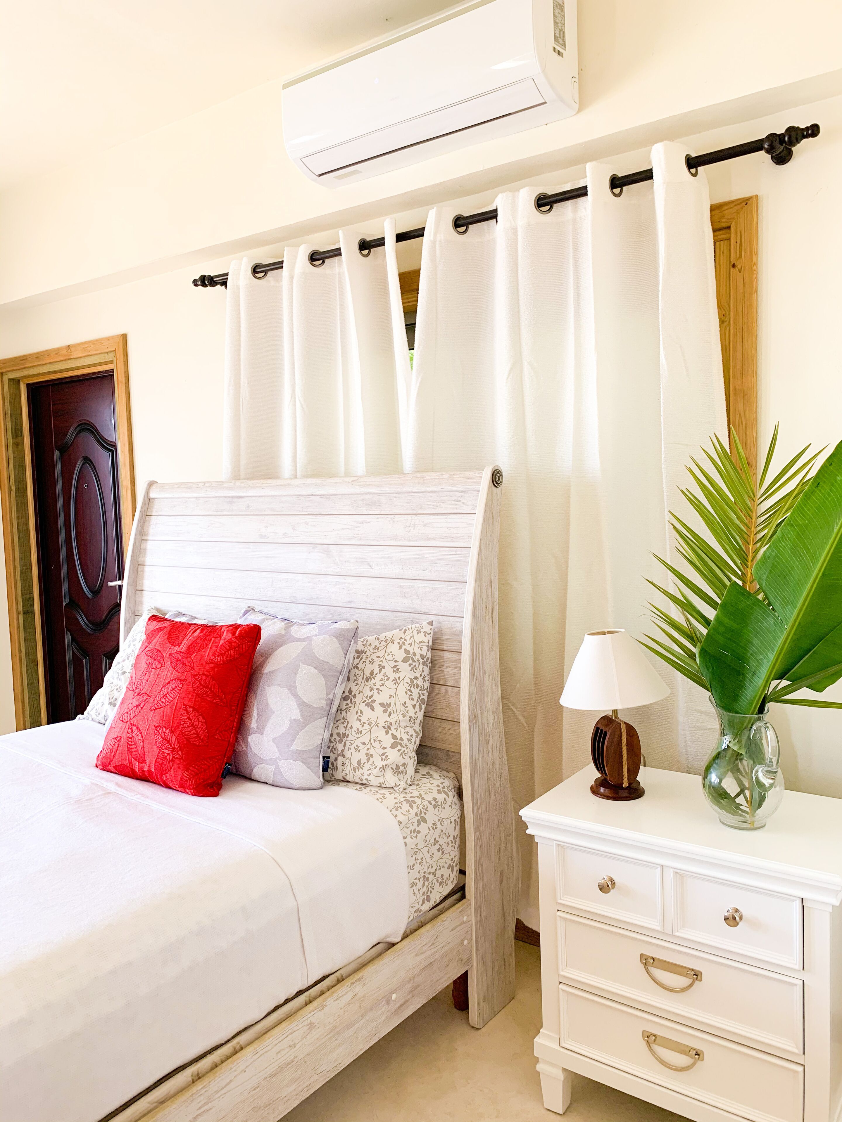 5 bedrooms, iron/ironing board, WiFi (free), bed sheets