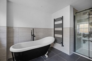 Bathtub, hair dryer, towels - Golden Vanity Suite - Sea View - Free Wi-Fi (Brixham)