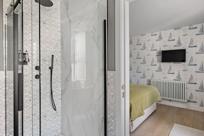 Bathtub, hair dryer, towels