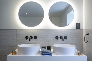 أحواض استحمام، مجففات شعر، مناشف