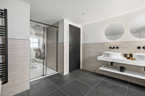 Bathtub, hair dryer, towels - Pilgrim Suite - Sea view - Free Wi-Fi (Brixham)
