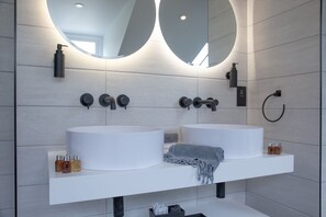 أحواض استحمام، مجففات شعر، مناشف