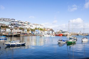 Marina - Provident, Maritime Suites -  Free Wi-Fi, Smart TV, Freestanding Bath, Sea View (Brixham)