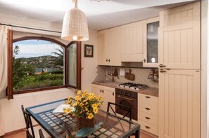 Jääkaappi, uuni, liesi, keittoastiat/astiat/ruokailuvälineet