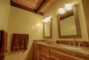 House, Multiple Beds, Courtyard View (Bed-N-Bliss) | Bathroom