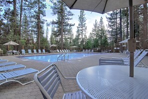 Maison, plusieurs lits, vue cour intérieure (Bed-N-Bliss) | Piscine | Piscine extérieure, piscine chauffée, chaises longues
