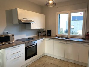 Fridge, microwave, oven, stovetop