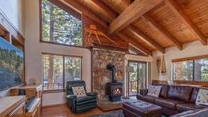 House, Multiple Beds (Bristol's Edge) | Living room
