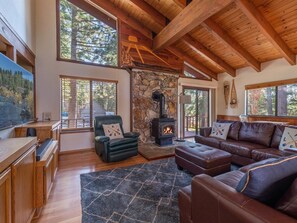 House, Multiple Beds (Bristol's Edge) | Living room