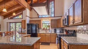 House, Multiple Beds (Bristol's Edge) | Private kitchen