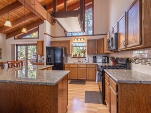 House, Multiple Beds (Bristol's Edge) | Private kitchen