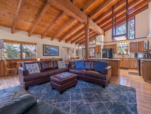 House, Multiple Beds (Bristol's Edge) | Living room