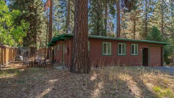 Rumah, Beberapa Tempat Tidur (The Raccoon Shanty) | Eksterior