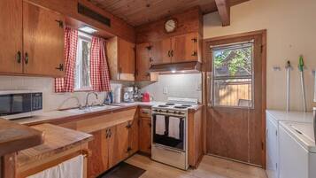 House, Multiple Beds (The Raccoon Shanty) | Private kitchen | Oven, toaster, cleaning supplies, freezer