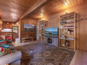 House, Multiple Beds (The Raccoon Shanty) | Living area