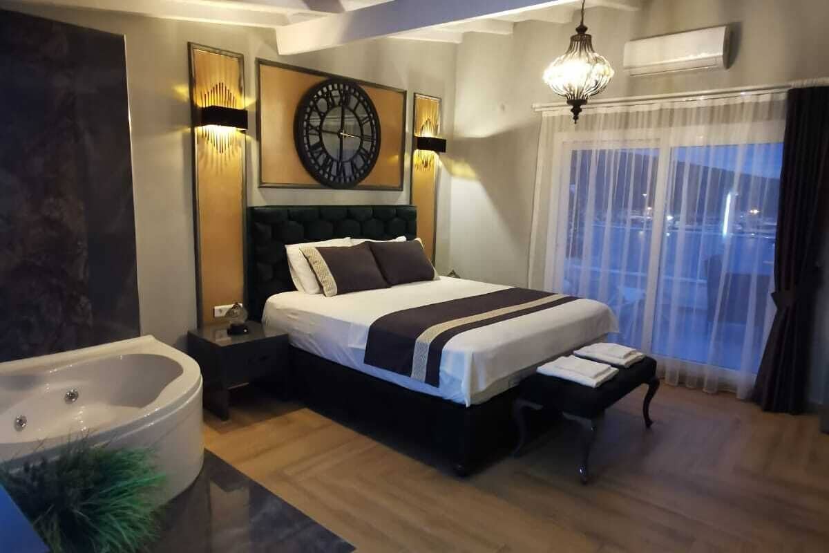 Quarto casal executivo, banheira de hidromassagem | 1 quarto, individualmente decorados, escrivaninha