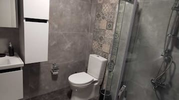 Habitación ejecutiva doble, bañera de hidromasaje | Baño | Ducha, artículos de higiene personal gratuitos y secador de pelo