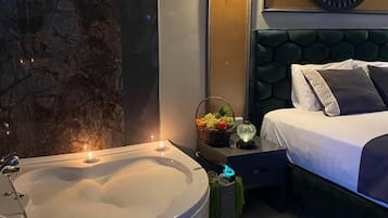 Executive Double Room, Jetted Tub | 1 bedroom, individually decorated, desk, laptop workspace