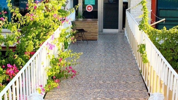 Un bâtiment sur lequel on peut lire l’inscription « ViYA PLUS Çeşme ».