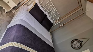 Decoración personalizada, escritorio y espacio para trabajar con laptop