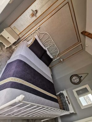 Individuell dekoriert, Schreibtisch, laptopgeeigneter Arbeitsplatz