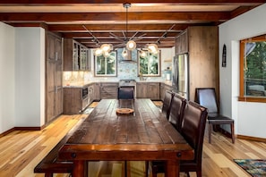 House, Multiple Beds, Partial Lake View (Commonwealth's Dream) | Private kitchen | Oven, toaster, blender, coffee grinder