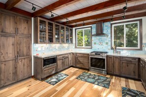 Casa, letti multipli, vista lago parziale (Commonwealth's Dream) | Cucina privata | Forno, tostapane, frullatore, macinacaffè