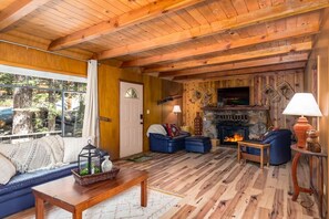 House, Multiple Beds (Hawk's Haven) | Living room