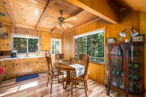 Casa, varias camas (Hawk's Haven) | Cocina privada | Horno, tostadora, licuadora y artículos de limpieza 