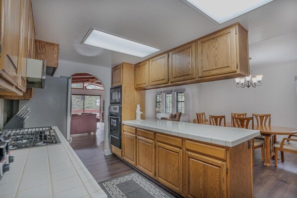 Rumah, Beberapa Tempat Tidur (Kingswood Manor) | Dapur pribadi | Oven, pemanggang roti, penanak nasi, dan blender