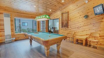 House, Multiple Beds (Kingswood Manor) | Game room