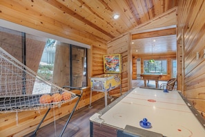 Casa, varias camas (Kingswood Manor) | Sala de juegos